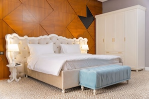 Minibar, escritorio, wifi gratis y ropa de cama