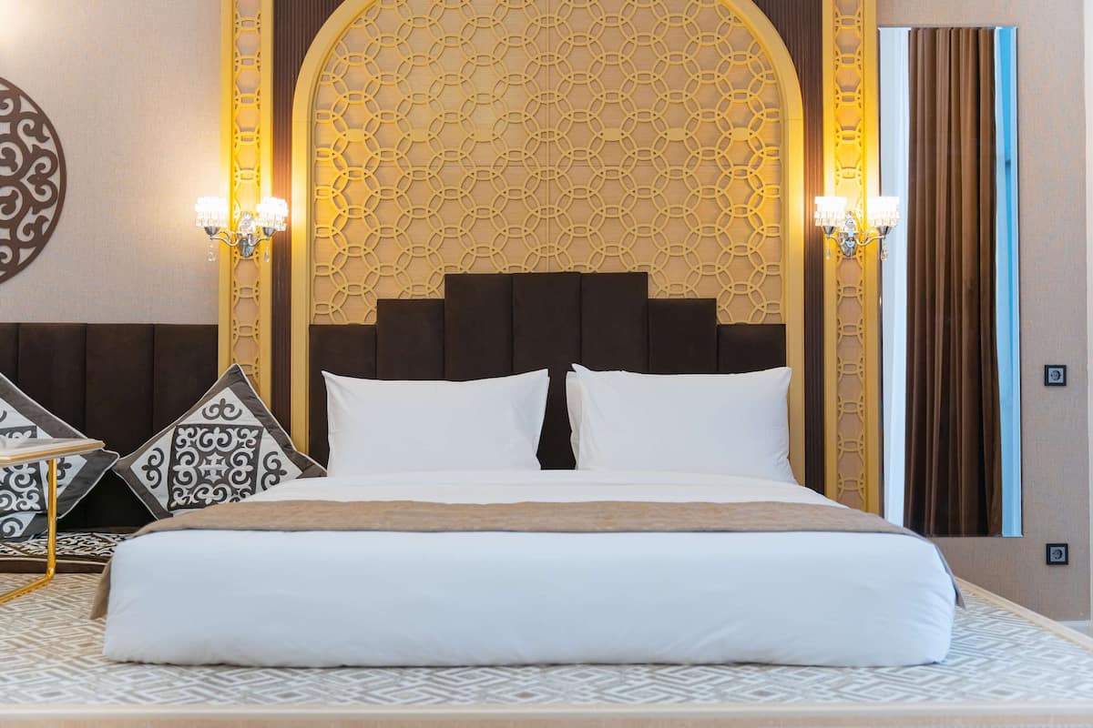Suite, 1 trĂšs grand lit, non-fumeurs | Minibar, bureau, Wi-Fi gratuit, draps fournis