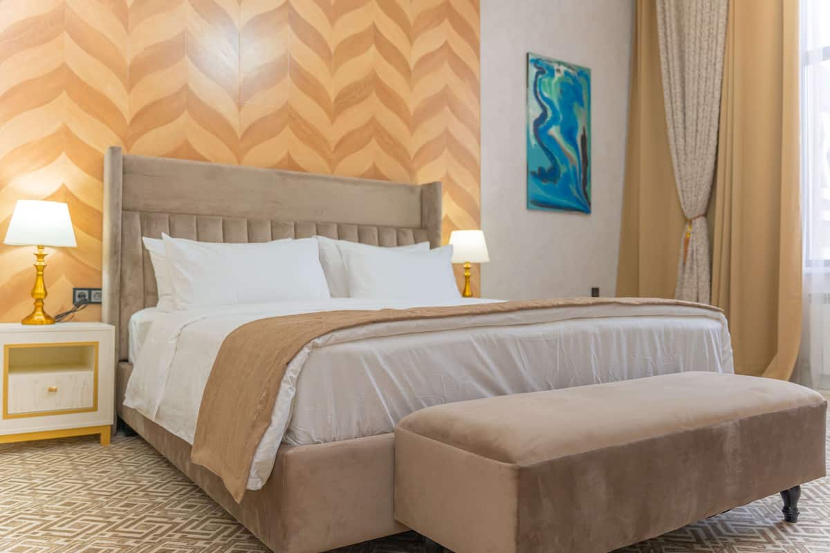 Suite, plusieurs lits, non-fumeurs | Minibar, bureau, Wi-Fi gratuit, draps fournis