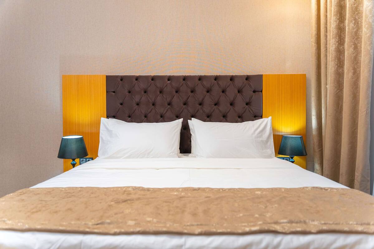 Chambre Standard, 1 très grand lit, fumeur