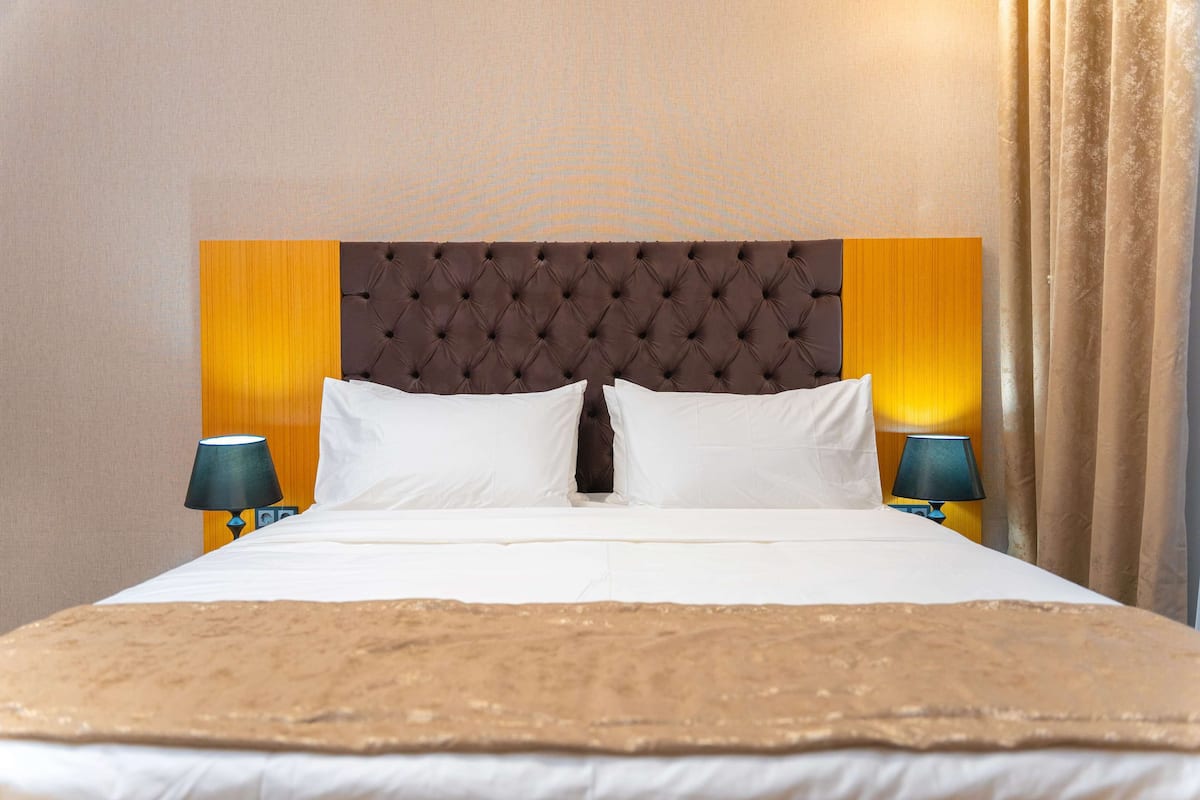 Chambre Standard, 1 trĂšs grand lit, fumeurs | Minibar, bureau, Wi-Fi gratuit, draps fournis