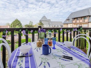 Outdoor dining - Le Clos Mathilde by Interhome (Cabourg)