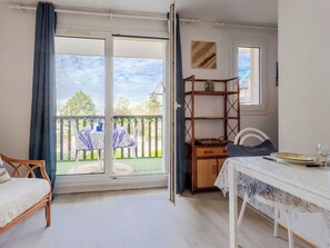 TV - Le Clos Mathilde by Interhome (Cabourg)