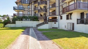 Un edificio a più piani con uno stile architettonico tradizionale, caratterizzato da balconi e una scala centrale.