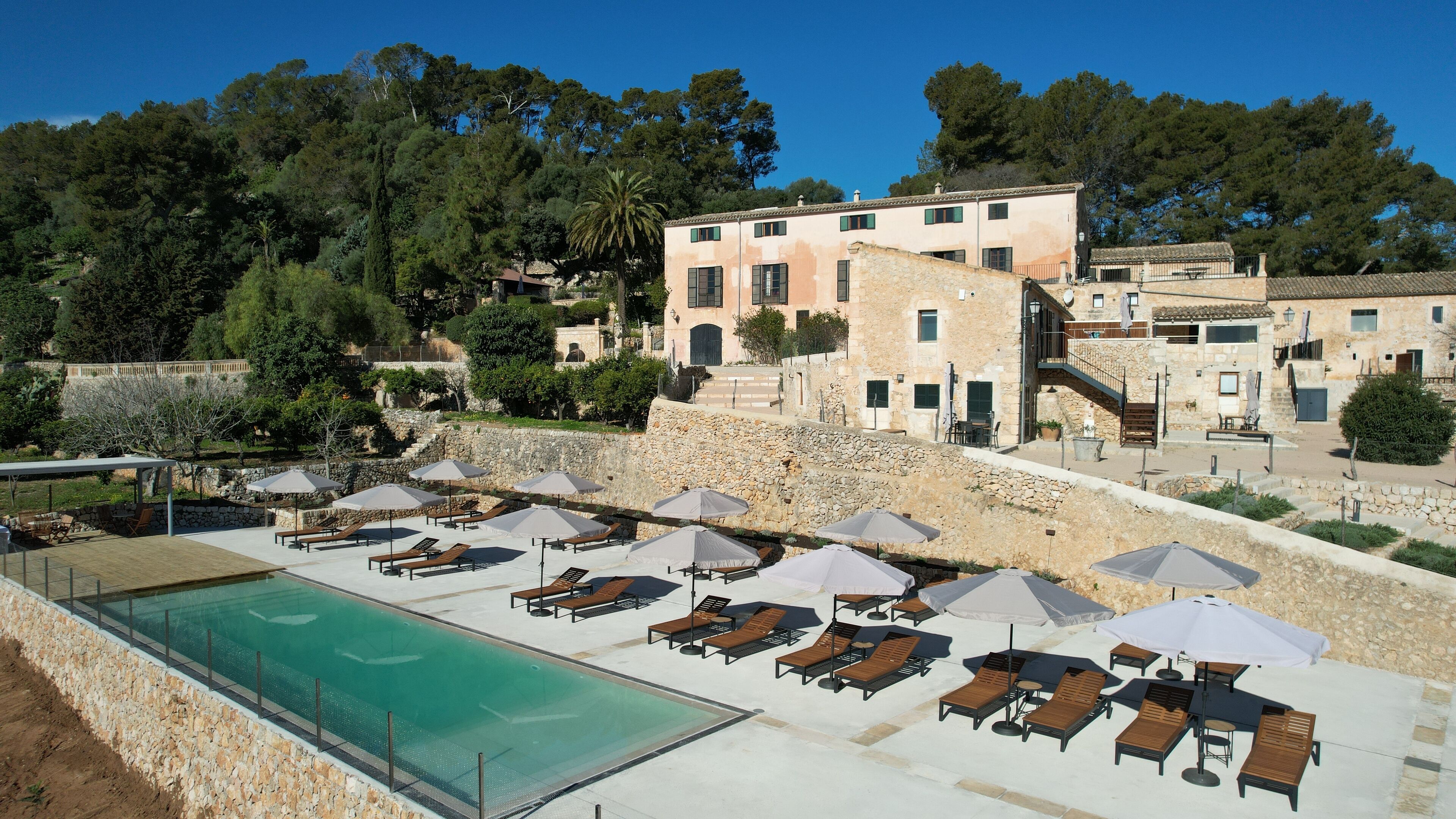 Kolam renang outdoor, dengan payung kolam renang dan kursi berjemur