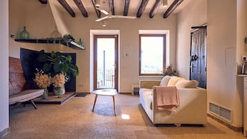 (5) Apartment with Terrace "Amo" | Oleskelualue | Taulutelevisio