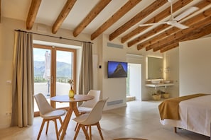 (3) Deluxe Junior Suite "Pla" | Soundproofing, iron/ironing board, free WiFi, bed sheets