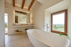 (3) Deluxe Junior Suite "Pla" | Bathroom | Hair dryer, toilet paper