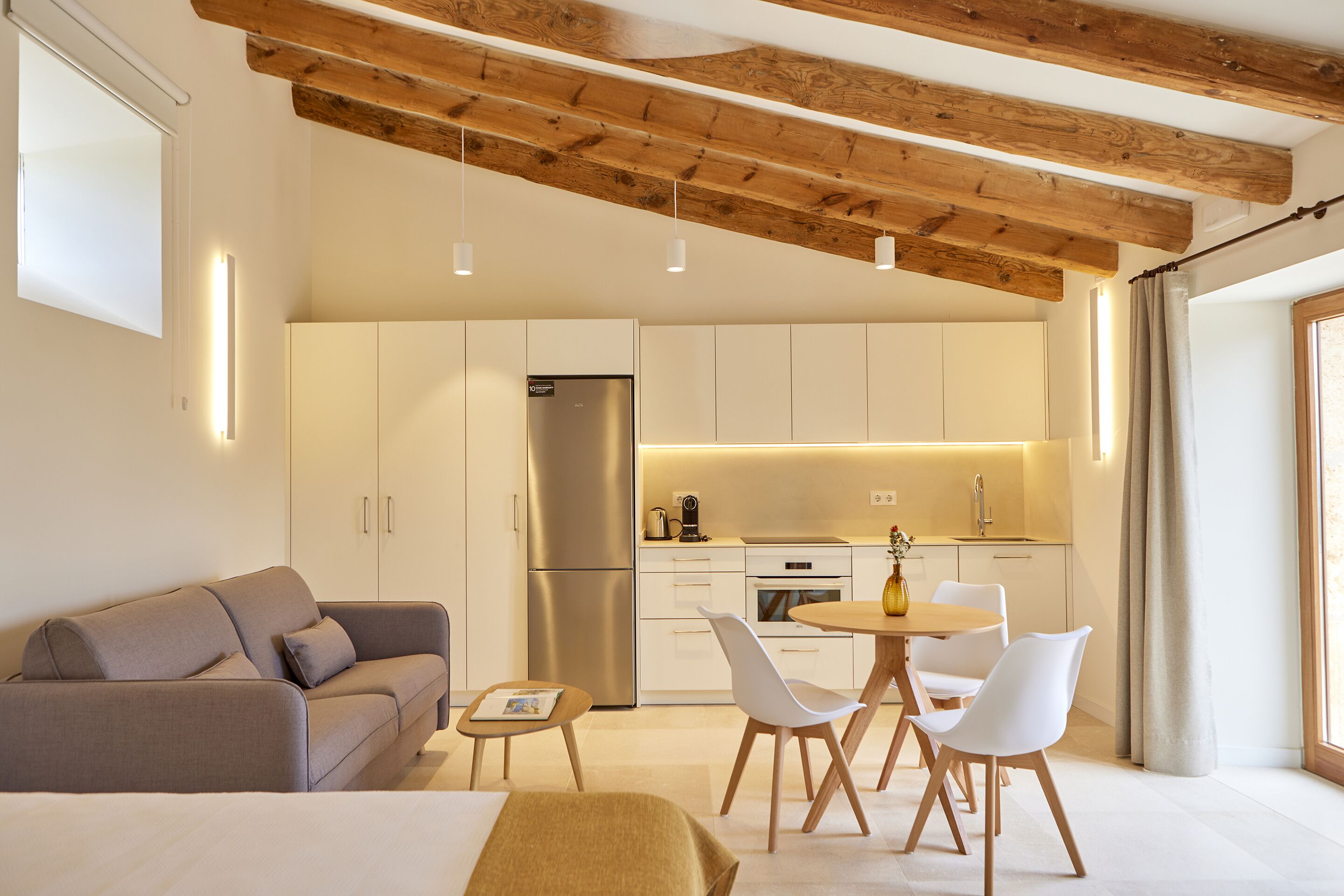 (3) Deluxe Junior Suite "Pla" | Zona de estar | Una televisión de pantalla plana