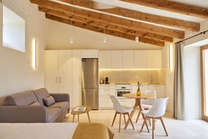 (3) Deluxe Junior Suite "Pla" | Living area | Flat-screen TV