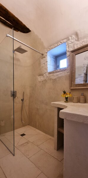 Dusche, Haartrockner, Bidet, Handtücher