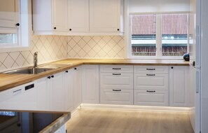 Ev | Özel mutfak | Buzdolabı, tencere seti/tabak/mutfak aletleri