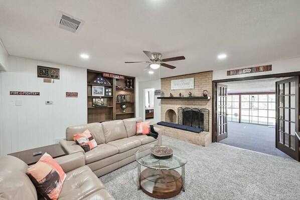 Smart TV, fireplace
