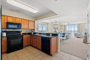 Réfrigérateur, four à micro-ondes, un four, surface de cuisson