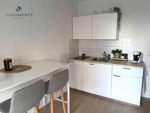 ثلاجة، ماكينة لصنع القهوة/الشاي، محمصة خبز، مستلزمات طهي/أطباق/أوعية