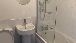 Habitación individual básica, no fumadores | Baño | Toallas, jabón, champú y papel higiénico