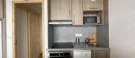 Kühlschrank, Ofen, Geschirrspüler, Wasserkocher mit Kaffee-/Teezubehör