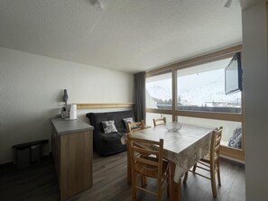 Dining - 10m from ski slopes, 4th floor, balcony, tv, ski locker, 35m², Les Menuires (Les Menuires)