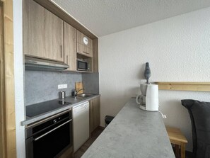 Fridge, oven, dishwasher, coffee/tea maker - 10m from ski slopes, 4th floor, balcony, tv, ski locker, 35m², Les Menuires (Les Menuires)