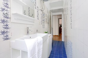 Douche, séchoir à cheveux, bidet, serviettes fournies