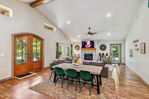 Interior - Stargazer Waterfront Luxe Retreat ✨Sand Beach 🎣Awesome Fishing🔥Campfires🛶Kayaks (Mineola)