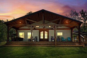 Terrace/patio - Stargazer Waterfront Luxe Retreat ✨Sand Beach 🎣Awesome Fishing🔥Campfires🛶Kayaks (Mineola)