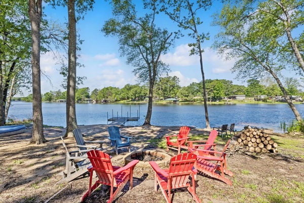 Huge Lakefront lot with park like atmosphere. Sand beach/Kayaks/firepit