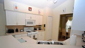 Standard House | Private kitchen - Casa con Piscina cerca a Disney (Kissimmee)