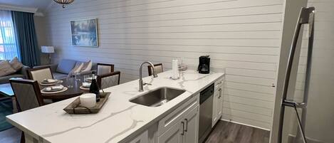 Køleskab, mikrobølgeovn, ovn, kogeplade