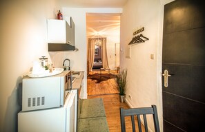 Departamento clásico | Cocina privada | Refrigerador, utensilios de cocina y comedor 