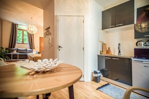 Departamento urbano | Cocina privada | Refrigerador, utensilios de cocina y comedor 