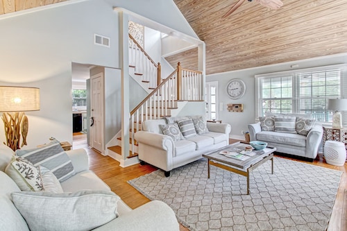 Spacious family retreat! Fun and relaxation just two blocks from the beach!