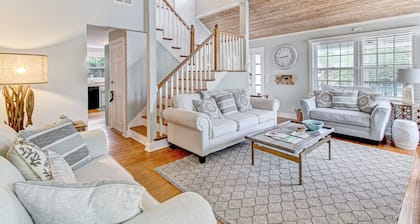 Spacious family retreat! Fun and relaxation just two blocks from the beach!