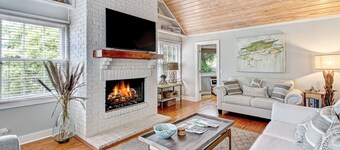 Spacious family retreat! Fun and relaxation just two blocks from the beach!