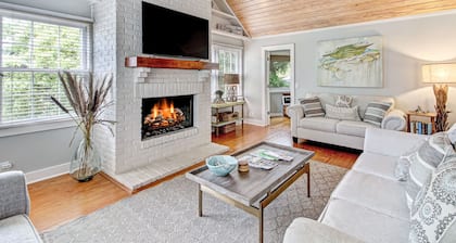 Spacious family retreat! Fun and relaxation just two blocks from the beach!