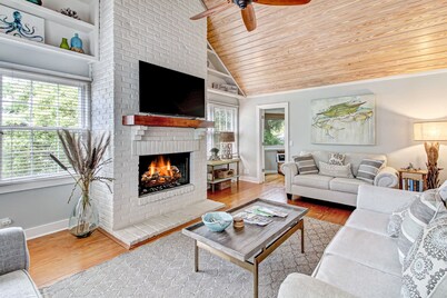 Spacious family retreat! Fun and relaxation just two blocks from the beach!