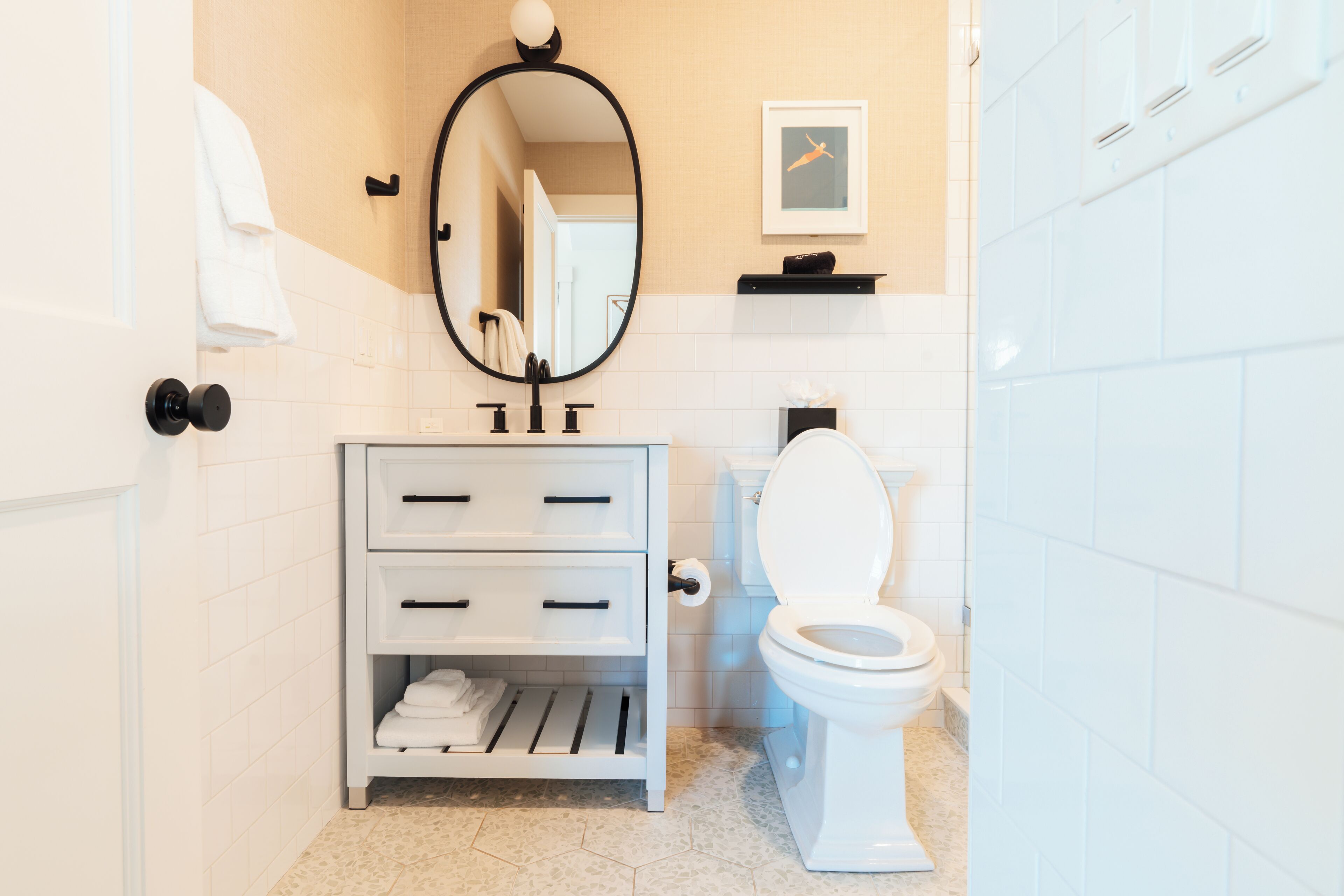 standard room, 1 king bed | bathroom | combined shower/bathtub, hair dryer, towels