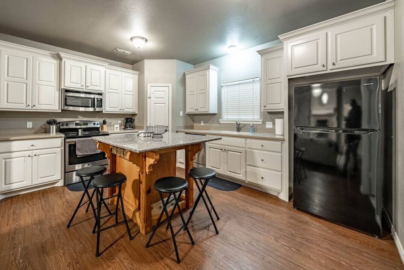 Cozy Cul-de-sac - 3BR/2BA - Stylish Stay