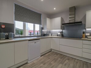 Casa de campo | Cocina privada | Frigorífico, lavavajillas, hervidor eléctrico y tostadora