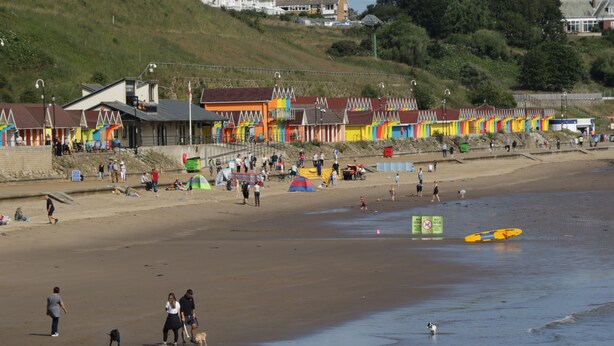 Ein Strand mit bunten Gebäuden und einem Sandstrand.