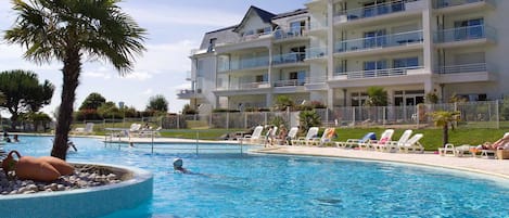 Una piscina al aire libre de temporada