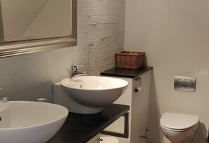 Design-Apartment | Badezimmer | Dusche, Handtücher