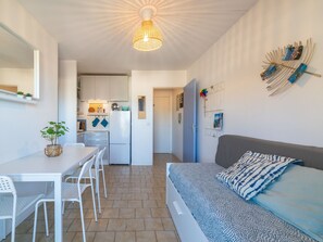 1 bedroom, iron/ironing board, free internet