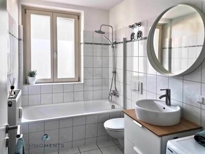 وحدات دش مع أحواض استحمام، مجففات شعر، مناشف، صابون