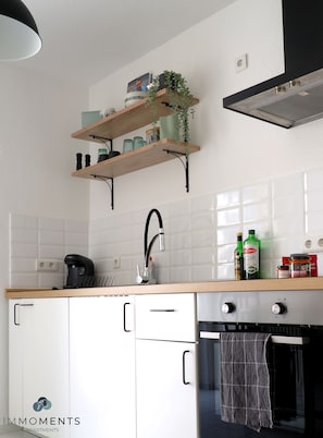 Kühlschrank, Ofen, Herdplatte, Wasserkocher mit Kaffee-/Teezubehör