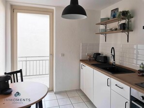 ثلاجة، فرن، موقد طهي مسطح، ماكينة لصنع القهوة/الشاي