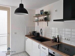 ثلاجة، فرن، موقد طهي مسطح، ماكينة لصنع القهوة/الشاي