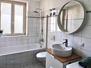 Duschwanne, Haartrockner, Handtücher, Seife