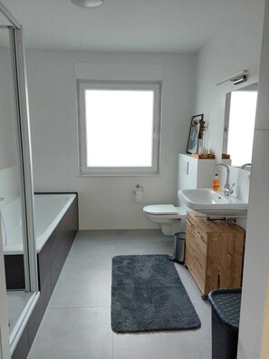 Badewanne, Haartrockner, Handtücher, Toilettenpapier