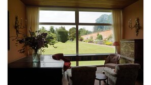 Interior - Luxury mid-Century  home in 5 acre garden close to superb golf courses & beaches (North Berwick)